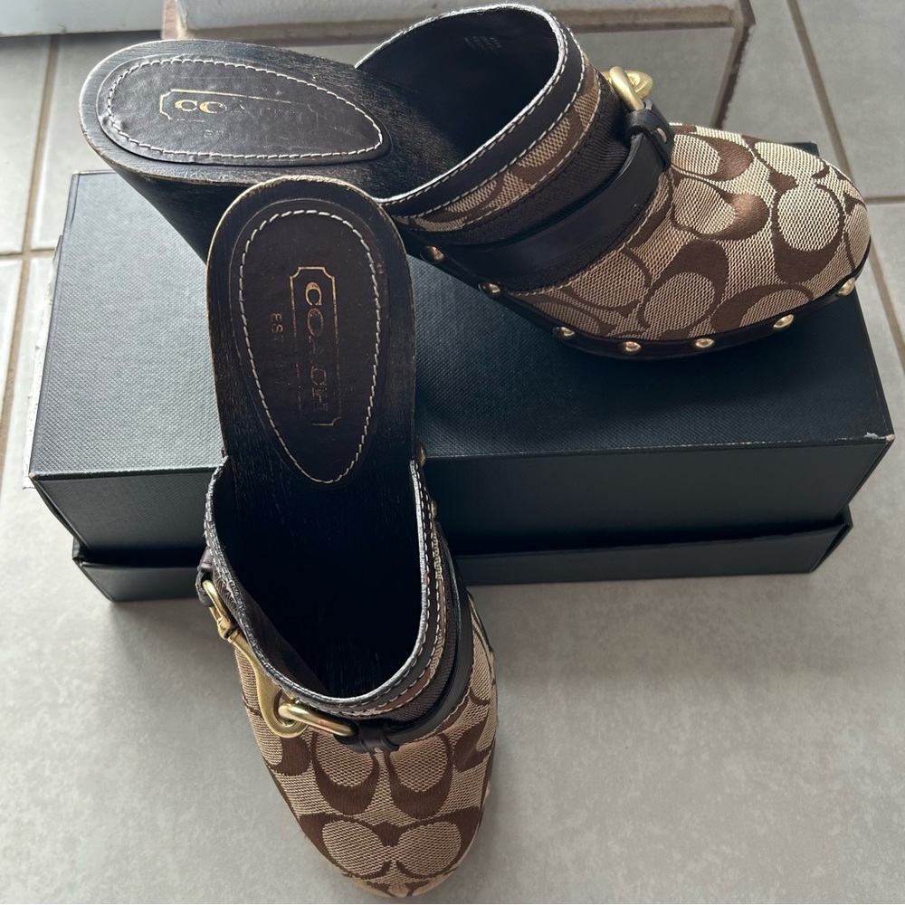 Coach clogs Size 7.5 - Picture 4 of 13